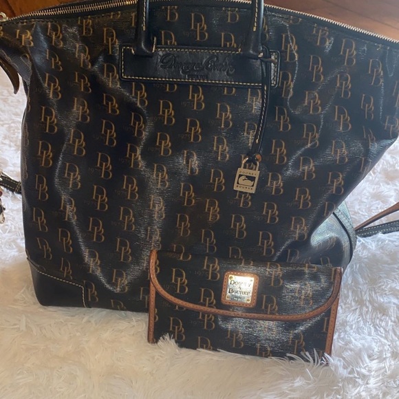 Dooney and Bourne tote bag. Used - Picture 4 of 4